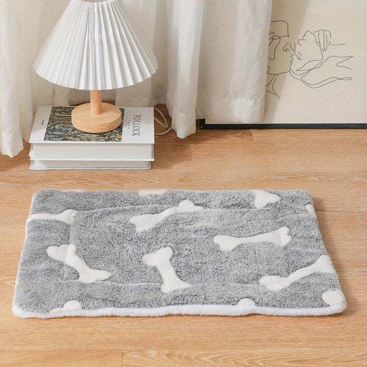 Self-warming cat bed mat with soft coral velvet, reversible fleece, non-slip backing, and machine washable design for dogs and cats