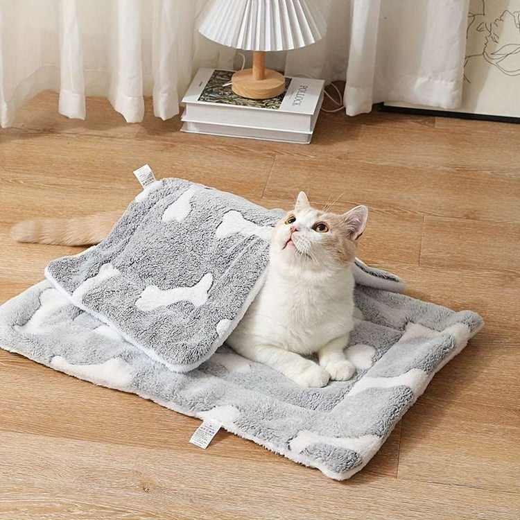 Self-warming cat bed mat with reversible fleece, soft coral velvet, non-slip backing, and machine washable design for pet comfort